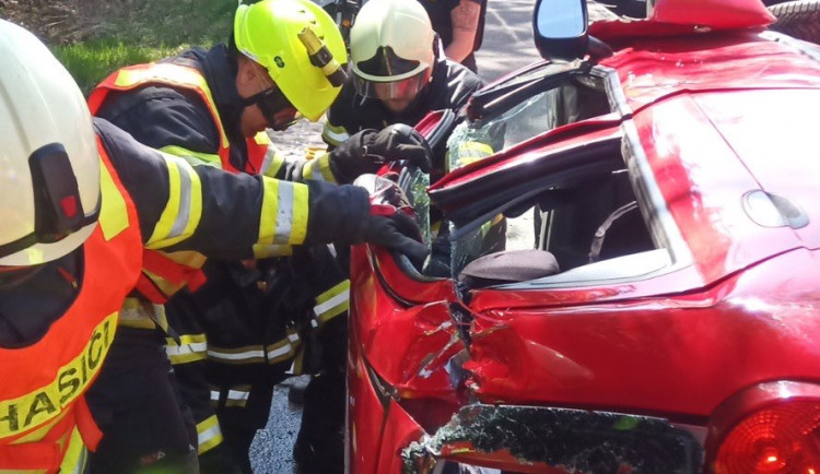 V Loučovicích havarovalo auto, záchranáři resuscitovali devadesátiletou ženu