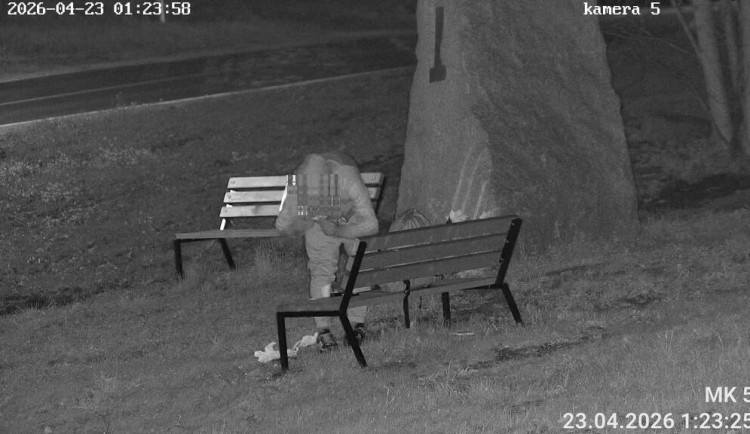 Památník v Liberci si spletl s odpadkovým košem. Muže zachytila kamera, musel uklízet