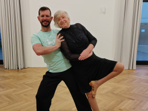 Paní Nikulinová se svým tanečníkem Janem Kohoutem při treninku na seniorskou StarDance 2024
