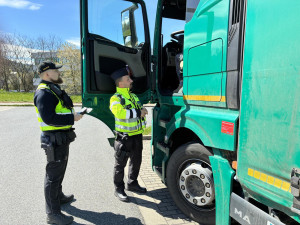 Alarmující čísla. Ze sedmi kontrolovaných náklaďáků v Turnově bylo pět přetížených