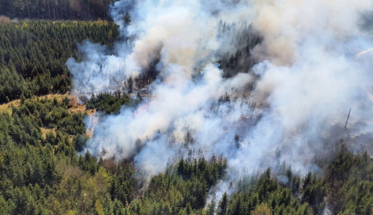 FOTO: Aktuálně u Třeště hoří les, hasí ho osm jednotek i vrtulník