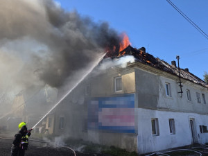 V Bulovce shořela střecha rodinného domu, evakuovalo se z něj 13 lidí