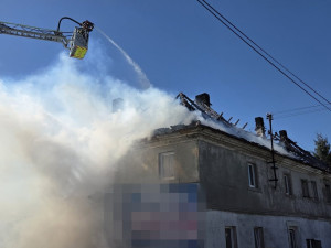 V Bulovce shořela střecha rodinného domu, evakuovalo se z něj 13 lidí