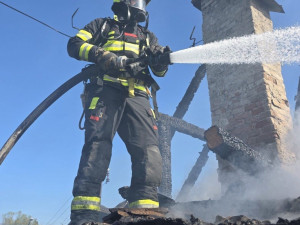 V Bulovce shořela střecha rodinného domu, evakuovalo se z něj 13 lidí