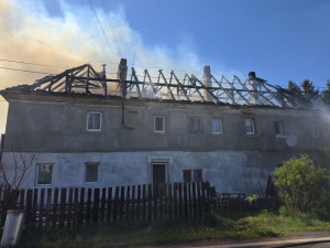 V Bulovce shořela střecha rodinného domu, evakuovalo se z něj 13 lidí