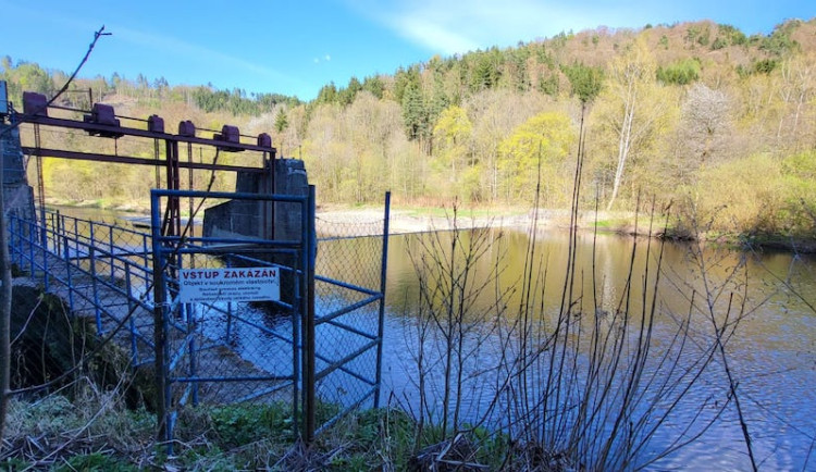 Asociace vodní turistiky obvinila vodní elektrárnu Líšný z ohrožení Jizery