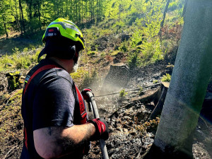 U Andělské Hory hoří les. Na místě je 15 hasičských jednotek, situaci monitoruje dron