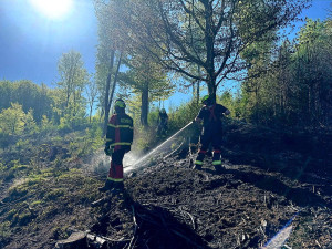 U Andělské Hory hoří les. Na místě je 15 hasičských jednotek, situaci monitoruje dron