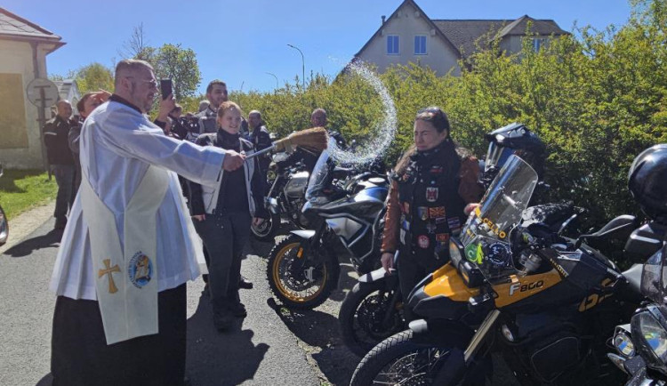 Motorkáři zahájili sezónu v Dlouhém Mostě. Na bohoslužbu a žehnání jich přijelo přes 150