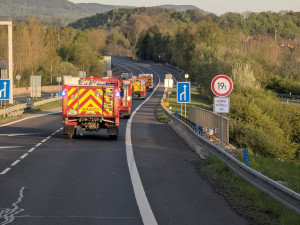 Bojovat s lesním požárem v Českém Švýcarsku vyrazil ráno také odřad hasičů z Libereckého kraje