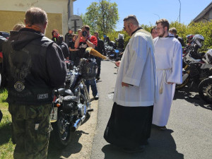 Motorkáři zahájili sezónu v Dlouhém Mostě. Na bohoslužbu a žehnání jich přijelo přes 150