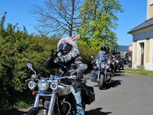 Motorkáři zahájili sezónu v Dlouhém Mostě. Na bohoslužbu a žehnání jich přijelo přes 150