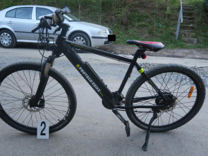 Srážka auta s cyklistkou v Malé Skále. Policisté hledají důležitého svědka