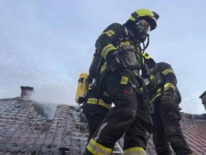 Požár domu v Mírové. Tři lidé se nadýchali kouře, skončili v nemocnici
