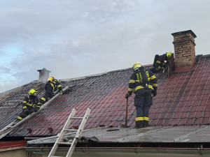 Požár domu v Mírové. Tři lidé se nadýchali kouře, skončili v nemocnici
