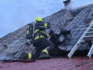 Požár domu v Mírové. Tři lidé se nadýchali kouře, skončili v nemocnici