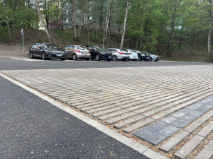 Nové parkoviště na Broumovské je hotové, nabízí 38 parkovacích míst