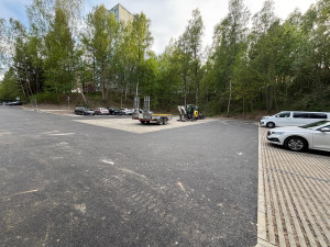 Nové parkoviště na Broumovské je hotové, nabízí 38 parkovacích míst