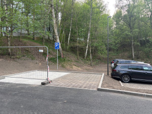 Nové parkoviště na Broumovské je hotové, nabízí 38 parkovacích míst
