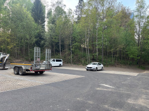 Nové parkoviště na Broumovské je hotové, nabízí 38 parkovacích míst