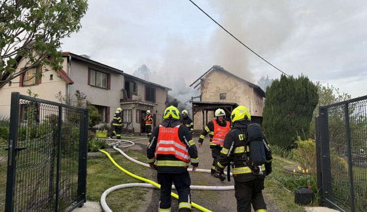 Požár domu v Mírové. Tři lidé se nadýchali kouře, skončili v nemocnici