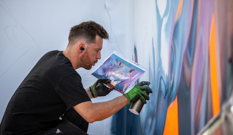 Ilustrační foto autora grafitti při práci.
