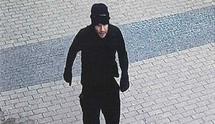 Zloděj ve Foru ukradl pokladnu z trafiky. Na útěku ji ztratil, muže hledá policie