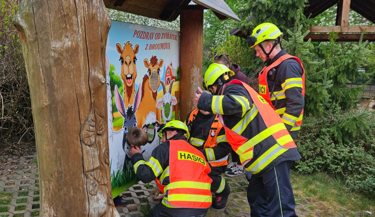 FOTO: Dítě uvízlo hlavou ve fotografické stěně, museli ho vyprostit hasiči
