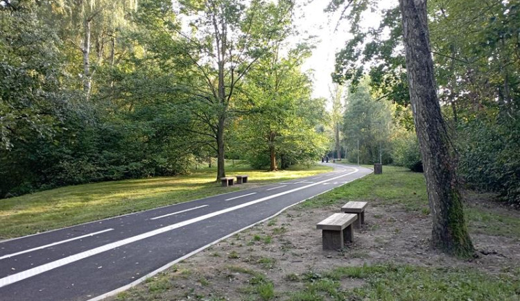 Krádež betonových laviček od cyklostezky. Jedna přitom vážila 175 kilogramů