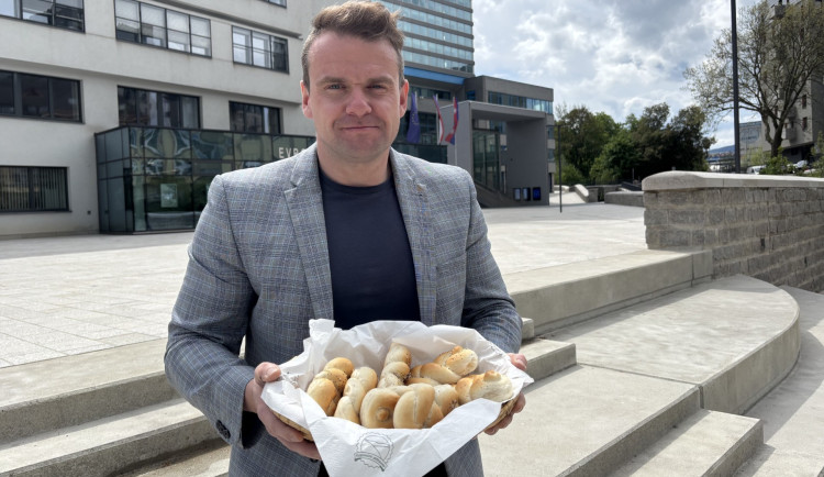 Učňovská houska z Frýdlantu se Regionální potravinou Libereckého kraje stala už podruhé v historii soutěže. Na snímku ředitel školy Miroslav Kudrna.