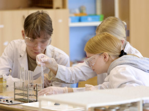 Dvě liberecké základky pořádají pro školy v kraji soutěž FunChemie. Zájem je obrovský