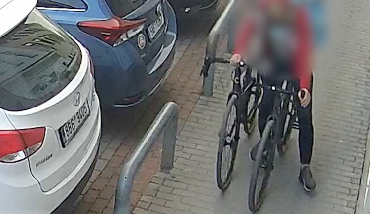 Falešný kurýr vykrádal byty na Brněnsku. Nepohrdnul drogerií ani varnou deskou