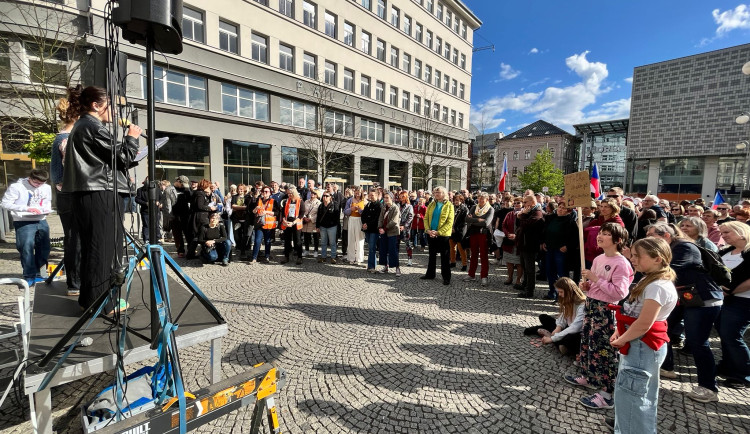 V Liberci se demonstrovalo za média veřejné služby. Do pochodu se zapojily stovky lidí