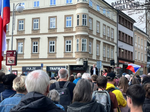 V Liberci se demonstrovalo za média veřejné služby. Do pochodu se zapojily stovky lidí