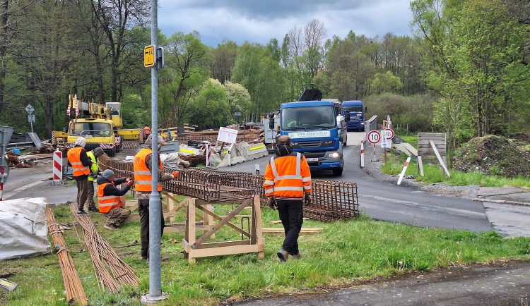 Oprava mostu v Malé Štáhli pokračuje. Kyvadlový provoz potrvá déle, než se čekalo