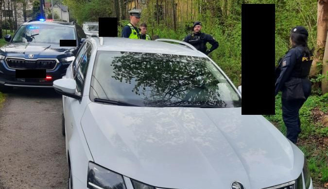 A nedal si říct. Se zákazy řízení a po průšvihu na Jablonecku 45letý muž zase řídil, skončil ve vazbě