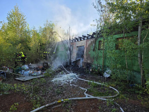 Ranní požár v Liberci. Hořelo v areálu bývalých kurtů v Pavlovicích