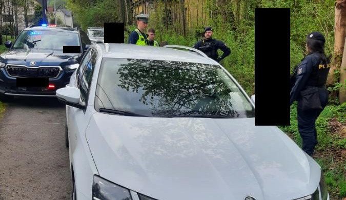 A nedal si říct. Se zákazy řízení a po průšvihu na Jablonecku 45letý muž zase řídil, skončil ve vazbě