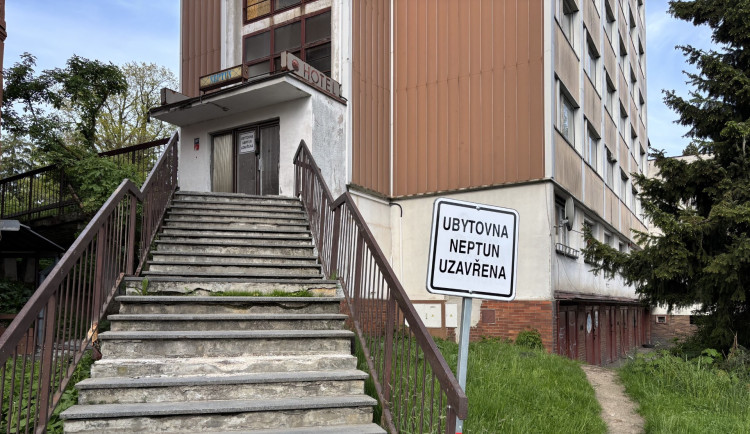 Problémová ubytovna Neptun v Jablonci je prázdná, město chystá rekonstrukci