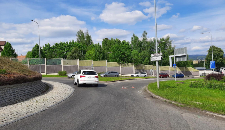 Nehoda na kruhovém objezdu v Liberci. Řidič srazil cyklistu a ujel