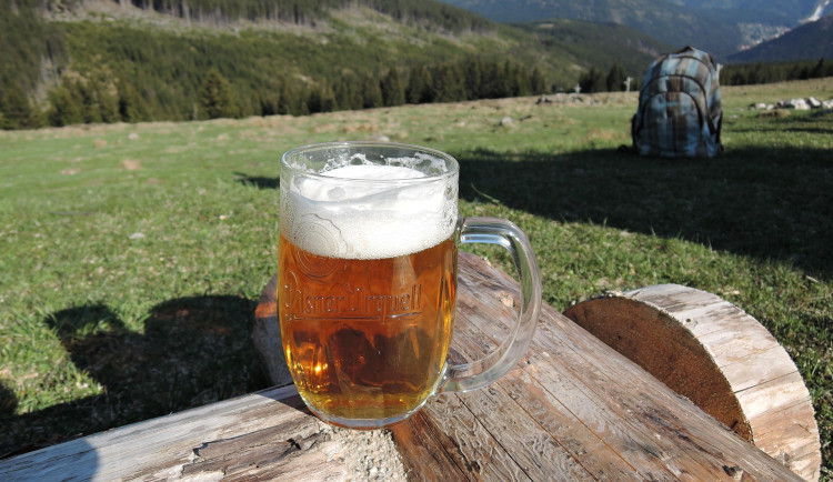 Krkonoše zvou na pivní stezku. Osm pivovarů, výhledy a pivo, které sem patří