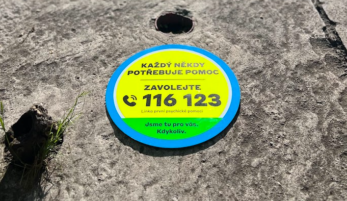 Tady ti pomůžou, skok pod vlak není řešení. Nové cedule u tratí nabídnou pomoc v těžké chvíli