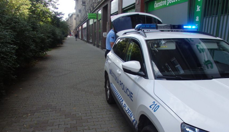 Mamince se v obrovském vedru zamklo auto s dítětem v sedačce. Uvnitř zůstaly i klíče