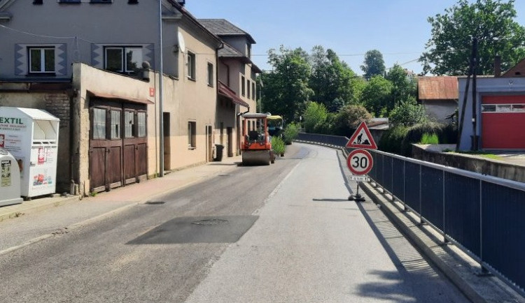 Řídil dopravu na opravované silnici, zavadil o něj náklaďák. Policie hledá svědky nehody