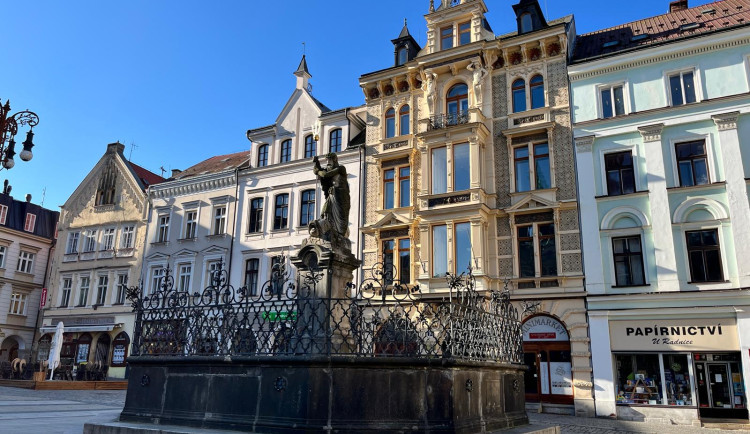 Komunitní večeře na Benešáku. Náměstí se promění v obývací pokoj