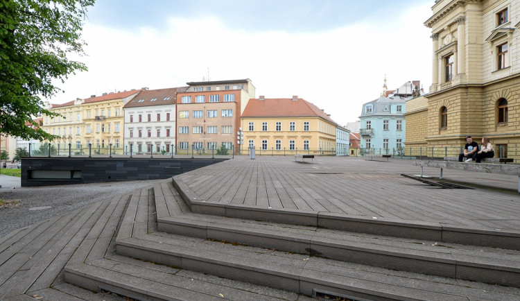 Terasy u Velkého divadla jsou na hranici životnosti, město je za 7 milionů předělá