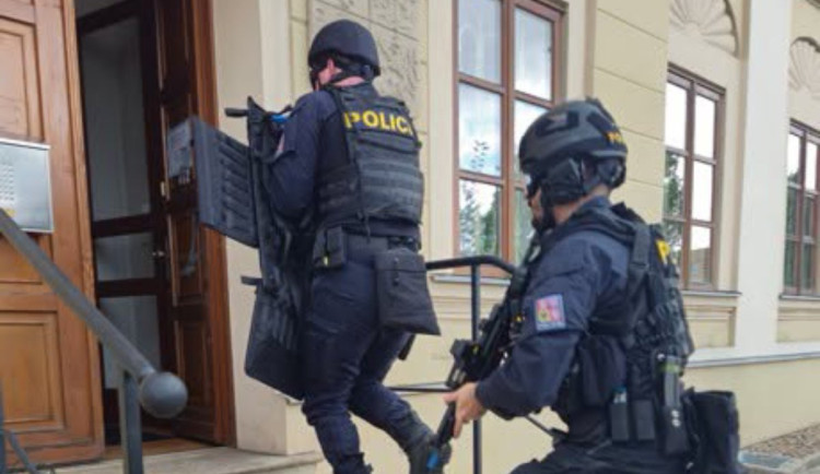 Mladistvý lupič napadal v České Lípě ženy a mlátil je pěstí do obličeje. Dnes putoval do vazby