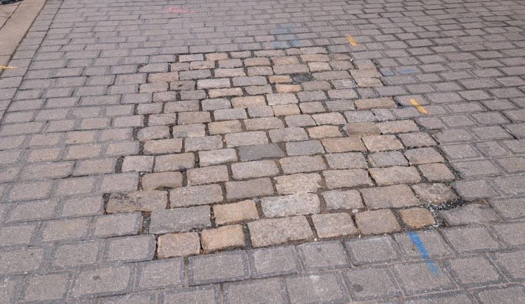 Lidé se podivují nad stavem dlažby v centru města. Vysvětlení je prosté