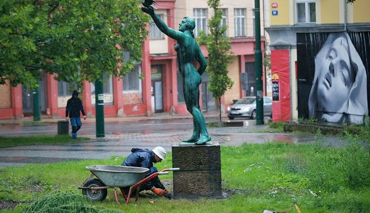 Dívka s holubicí před libereckým nádražím je kulturní památkou