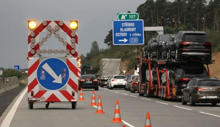 Řidiče na D5 čeká léto plné oprav. Betonový povrch stárne rychleji, než se čekalo